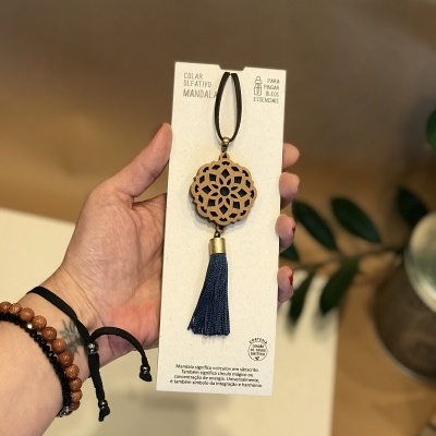 Colar difusor aromático de madeira com padrão mandala e franjas azuis
