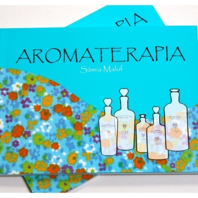 Capa de livro azul com estampado floral e frascos desenhados
