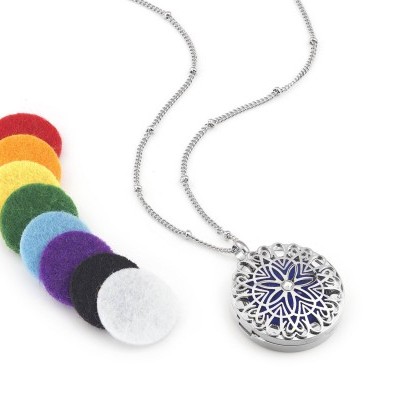 Colar prateado com pendente e discos de feltro coloridos