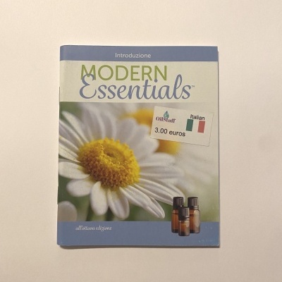 Livro Modern Essentials com imagem de flor e frascos pequenos