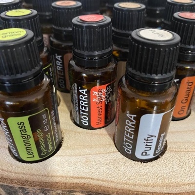 Frascos pequenos de óleo essencial doTERRA sobre base de madeira.