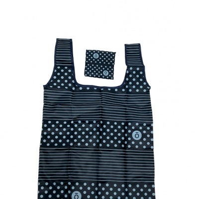 Saco reutilizável preto com riscas e bolinhas azuis e porta-saco dobrado