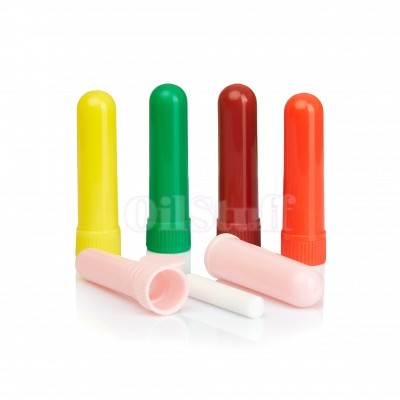 Conjunto de tubos de batom coloridos e estojo aberto com bastão branco