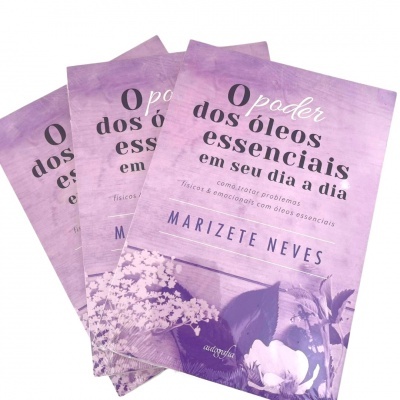 Livro com capa lilás sobre óleos essenciais e flores
