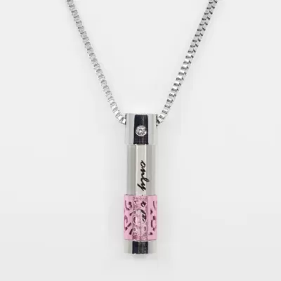 Colar com pendente cilíndrico prateado e rosa com pedra brilhante e inscrição