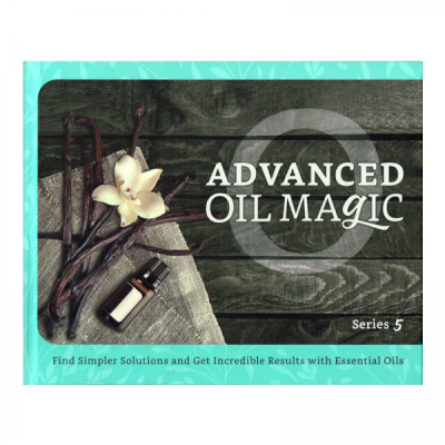 Capa com o texto ADVANCED OIL MAGIC Series 5 e elementos de baunilha, flor branca e frasco de óleo essencial