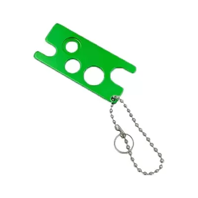Ferramenta plástica verde com orifícios e corrente de metal