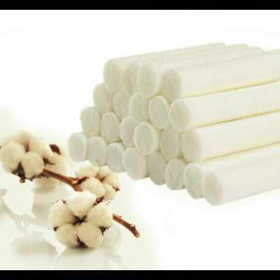 Bastões brancos empilhados com ramos de algodão