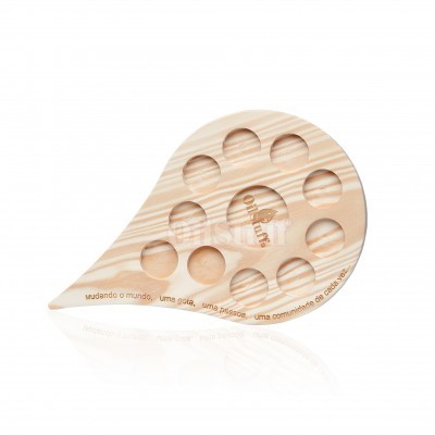 Tabuleiro de madeira com cavidades e texto gravado