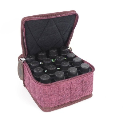 Estojo quadrado vinho com 16 frascos pequenos pretos organizados em 4x4