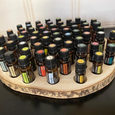 Frascos de óleo essencial em base de madeira