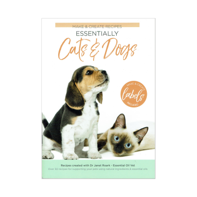 Capa do livro Essentially Cats & Dogs com foto de cão e gato