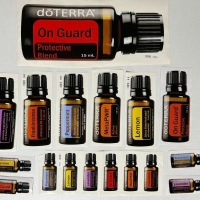 Frascos de óleos essenciais dōTERRA com rótulos coloridos e textos visíveis