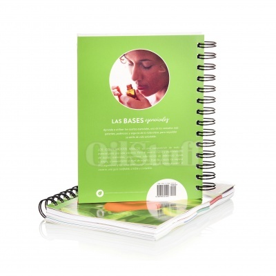 Cadernos com capas verde e branca com espiral preto, texto e foto na capa posterior