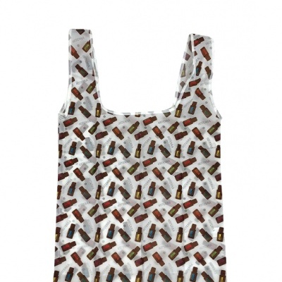 Saco reutilizável branco com padrão de garrafas coloridas