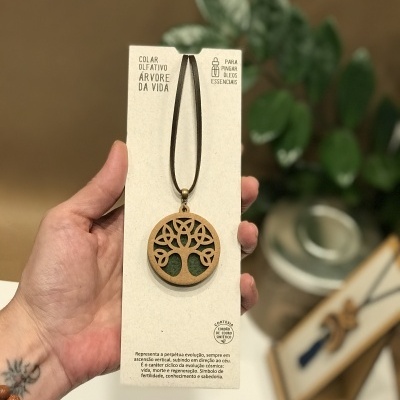 Colar olfativo em madeira com padrão de árvore no cartão branco com texto em português