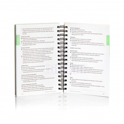 Livro aberto com texto em português em páginas brancas e capa com encadernação espiral preta