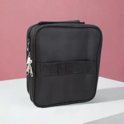 Mala preta com fecho duplo e faixa em tecido na frente