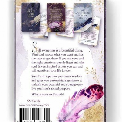 Verso de caixa de cartas espirituais com pena e três cartas visíveis com textos em inglês