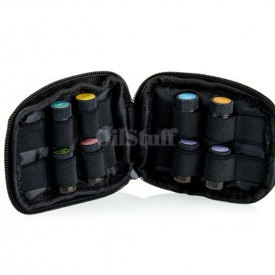 Estojo preto aberto com oito frascos pequenos de tampas coloridas