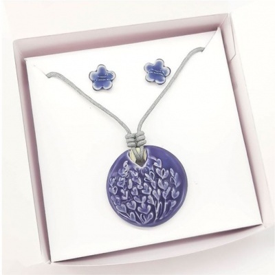 Conjunto de joalharia com colar e brincos em cerâmica azul-roxo com padrão de corações e embalagem branca
