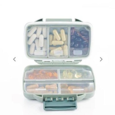 Estojo organizador de comprimidos com cápsulas de várias cores