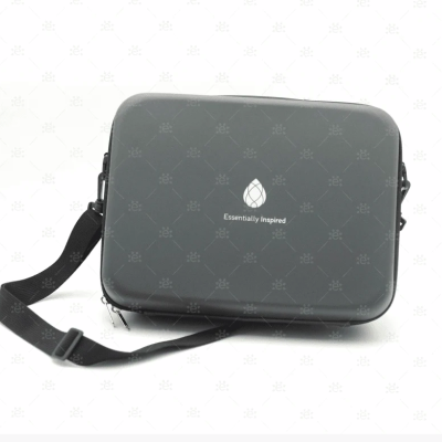 Bolsa de transporte preta com alça ajustável e logótipo branco