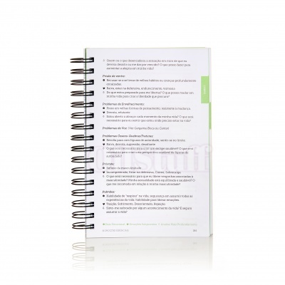 Livro de páginas brancas abertas com texto em português e espiral preta