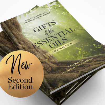 Livro 'Gifts of the Essential Oils' com capa de árvore e selo 'New Second Edition'