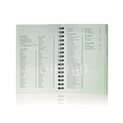 Livro aberto com índice impresso em papel verde claro e encadernação em espiral preta