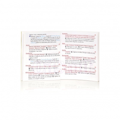 Livro aberto com texto colorido impresso em colunas