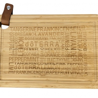 Tábua de corte de madeira com gravações a laser e tira de couro