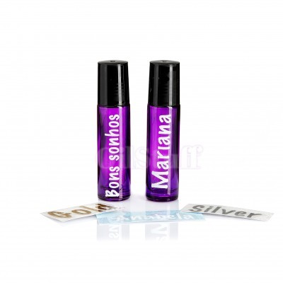 Dois frascos de vidro roxos com tampa preta e textos em letras brancas e etiquetas coloridas ao redor