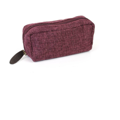 Estojo retangular bordeaux com fecho de correr e puxador em couro