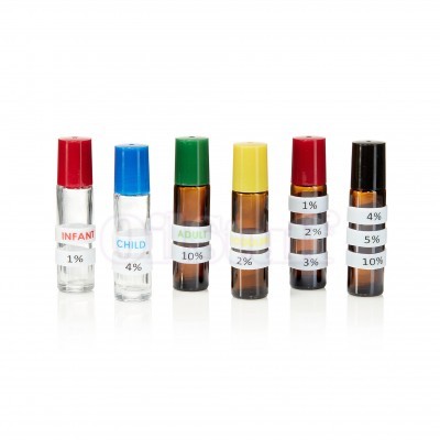 Seis frascos pequenos de vidro com tampas coloridas e etiquetas com percentagens