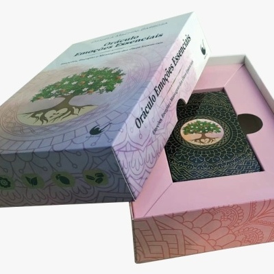 Conjunto de oráculo Empathic Essentials com caixa e baralho rosa e preto com desenho de árvore