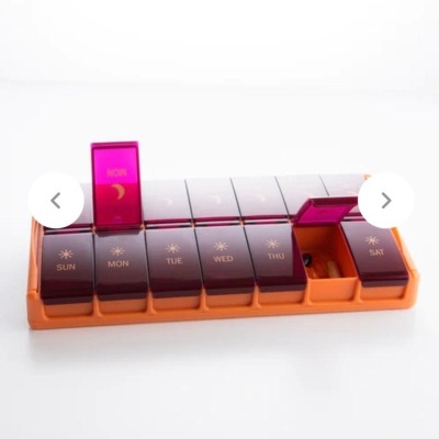 Caixa semanal de comprimidos em plástico com sete compartimentos coloridos