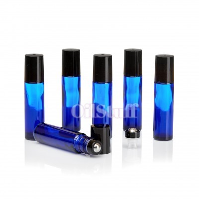 Frascos roll-on de vidro azul com tampas pretas sobre fundo branco