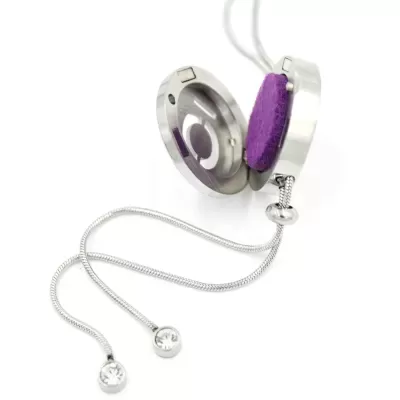 Colar em metal prateado com pendente redondo aberto e interior roxo