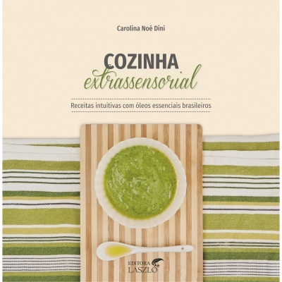 Capa de livro 'Cozinha extrassensorial' com prato de creme verde e colher sobre tábua de madeira e toalha listrada
