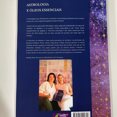 Contracapa de livro azul com texto, foto de duas mulheres e lombada decorada com estrelas