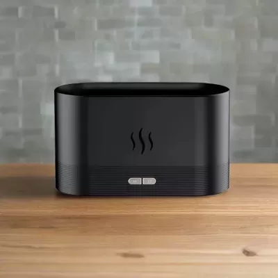 Dispositivo preto retangular com botões e símbolos de vapor sobre superfície de madeira