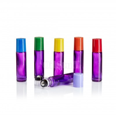 Cinco frascos de vidro roxo com tampas coloridas em fundo branco