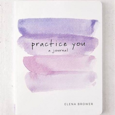 Caderno com capa branca e faixas roxas, texto 'practice you a journal' e 'ELENA BROWER'.