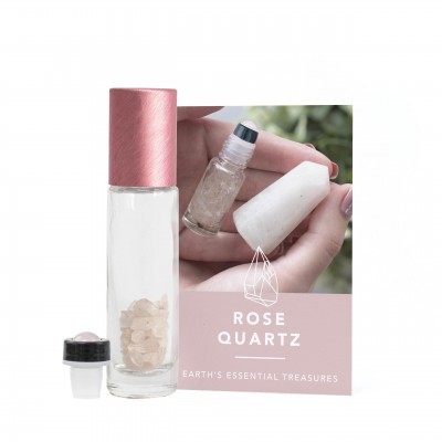 Frasco com pedras de quartzo rosa, aplicador de rolo e cartão informativo de tom rosa