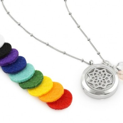Colar prateado com pendente redondo e almofadas coloridas de feltro