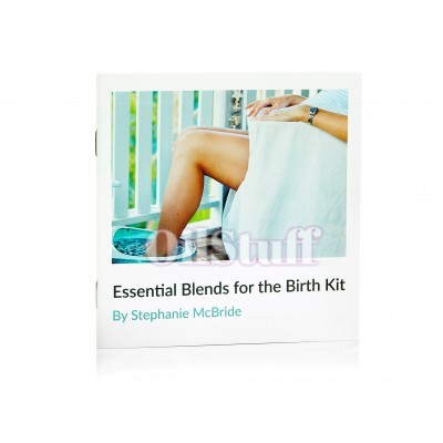 Embalaem branca com imagem de pernas femininas na varanda e texto Essential Blends for the Birth Kit.