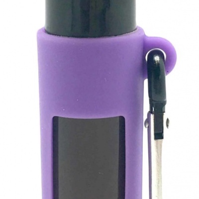 Frasco com capa de silicone púrpura e tampa preta com mosquetão