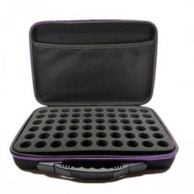 Estojo rígido preto com interior em espuma com perfurações e bolso em rede