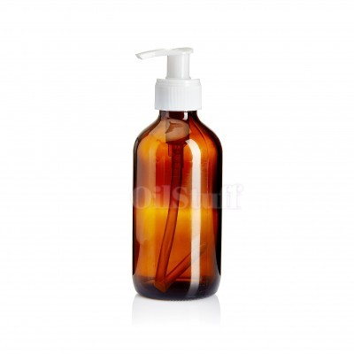 Frasco de vidro âmbar com tampa doseadora branca em fundo branco